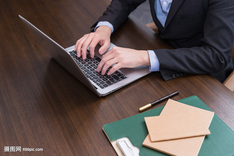 現代商務男士的得力助手 筆記本電腦打字特寫